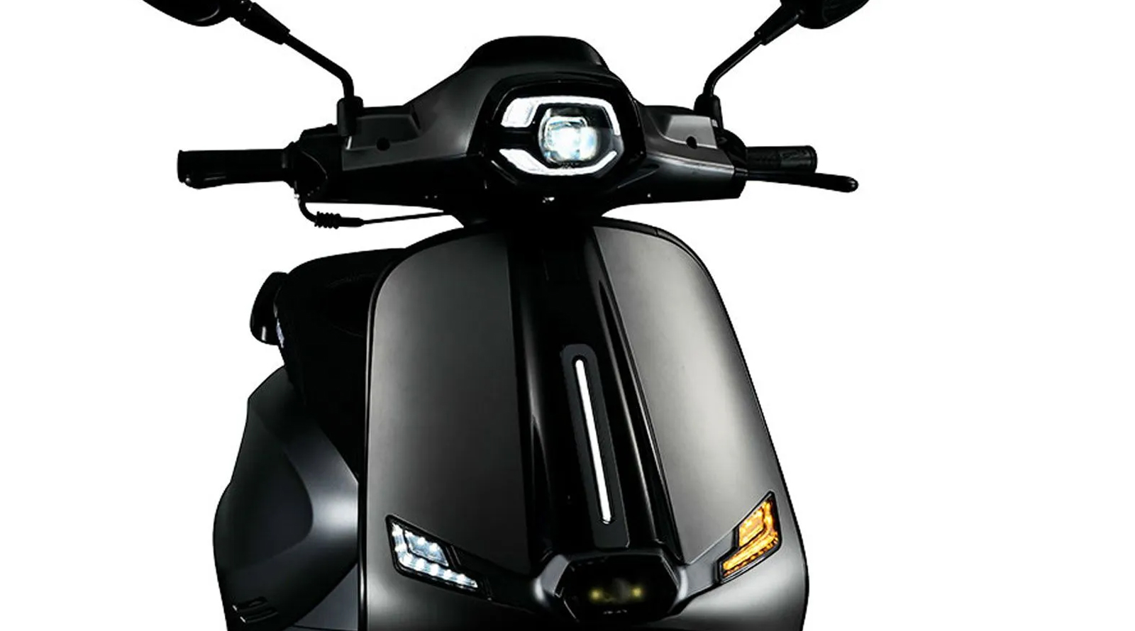 Τα εμπρός φώτα LED σε σχήμα boomerang και η κάθετη λωρίδα LED στο κέντρο της μάσκας προσδίδουν φουτουριστική πινελιά, ενώ ο στρογγυλός προβολέας LED, τοποθετημένος ψηλά στο τιμόνι, αποπνέει vintage ατμόσφαιρα.

